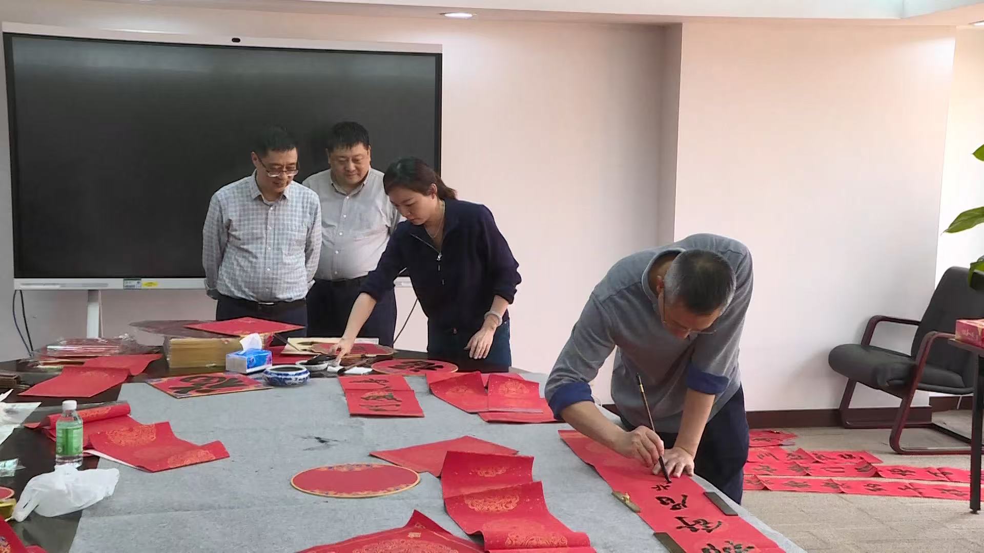 广东中烟机关工会开展新春写对联活动